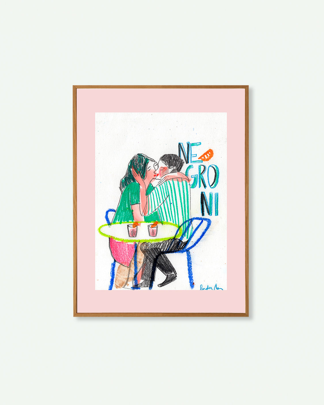 Pareja besándose en terraza mediterránea con Negroni al atardecer. Romanticismo, luz cálida y verano. 🍊
