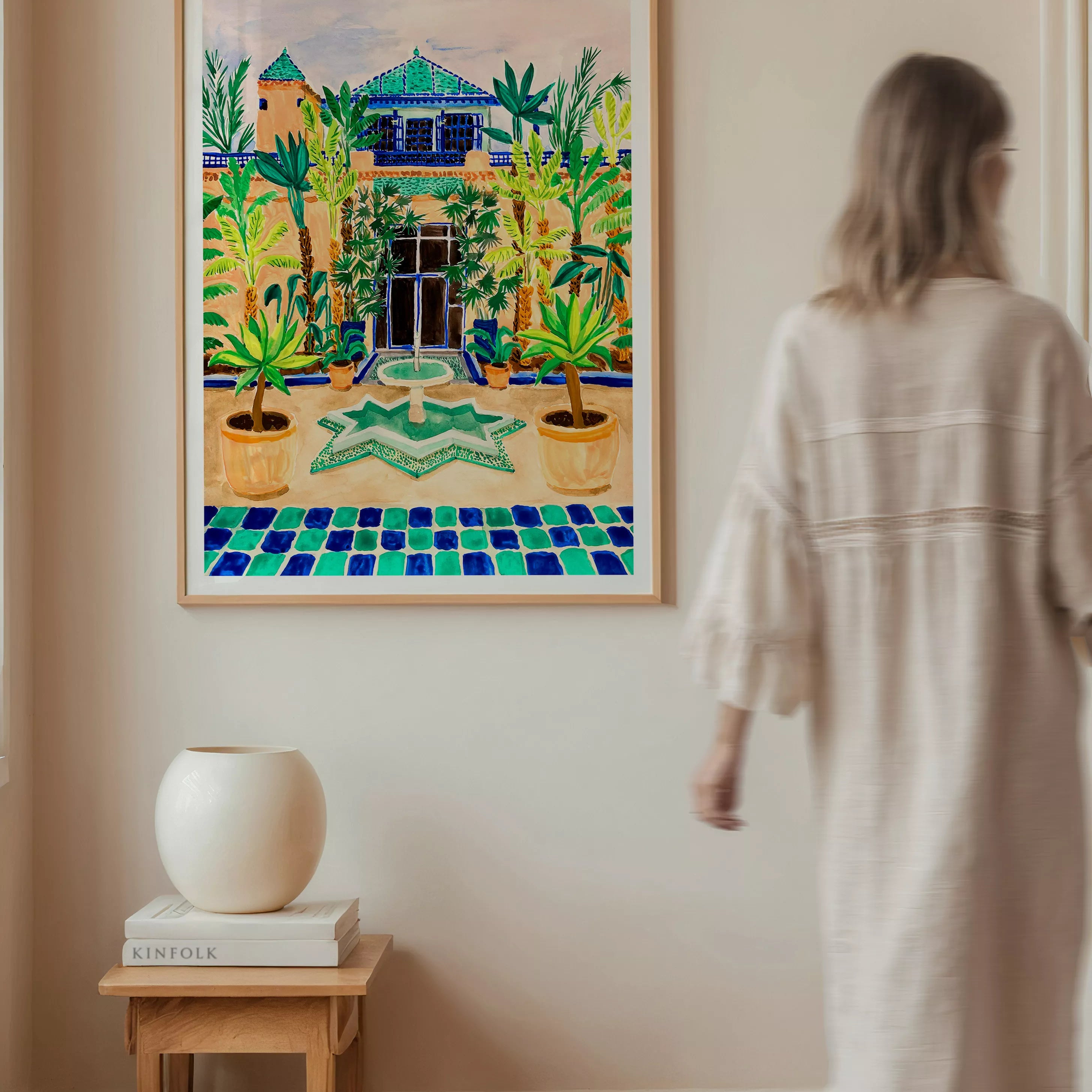 Ilustración mediterránea de jardín con azulejos vibrantes, fuente de agua y luz dorada en Jardín Majorelle