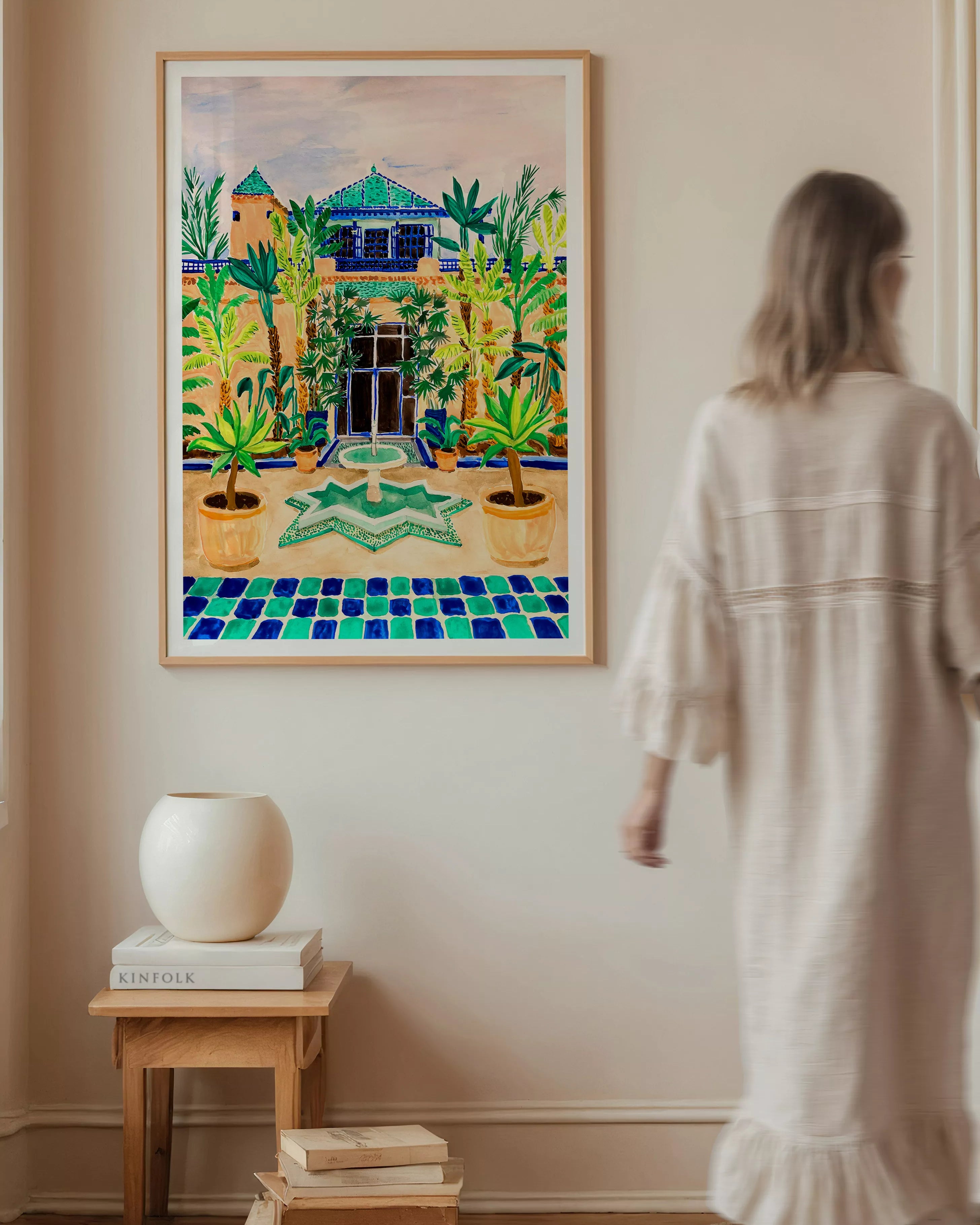 Ilustración mediterránea de jardín con azulejos vibrantes, fuente de agua y luz dorada en Jardín Majorelle