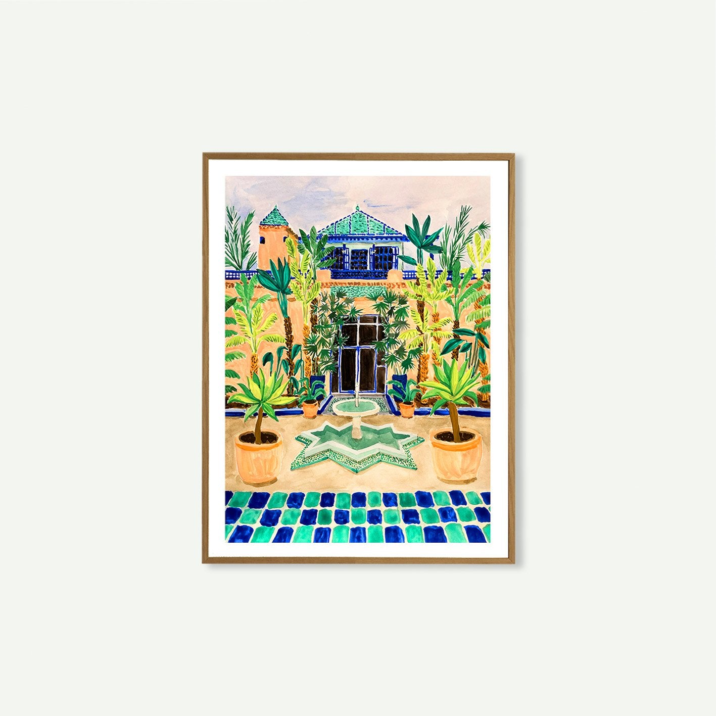 Póster mediterráneo "Jardín Majorelle" con fuente central, palmeras y azulejos vibrantes bañados por luz dorada