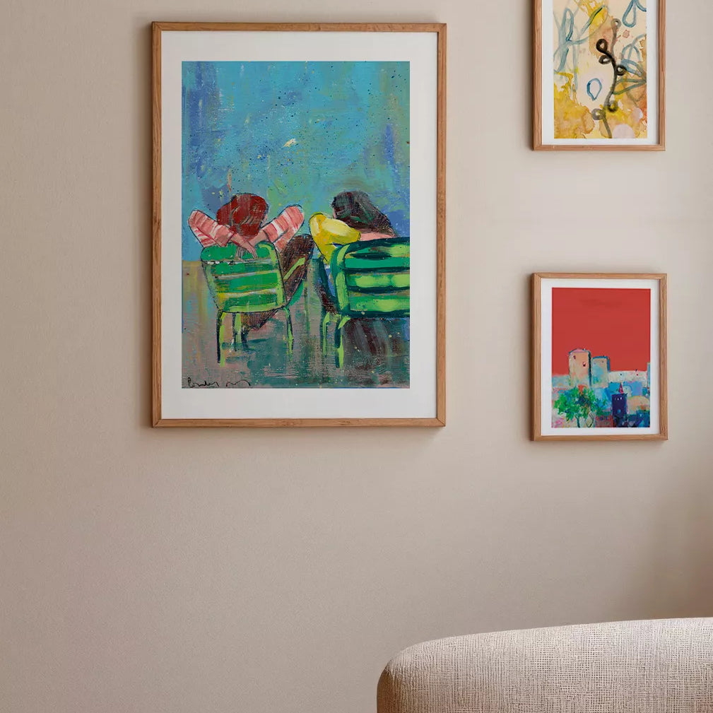 “Lámina de dos amigas sentadas en un jardín hablando, ilustración expresiva en crayón y lápices de color.”