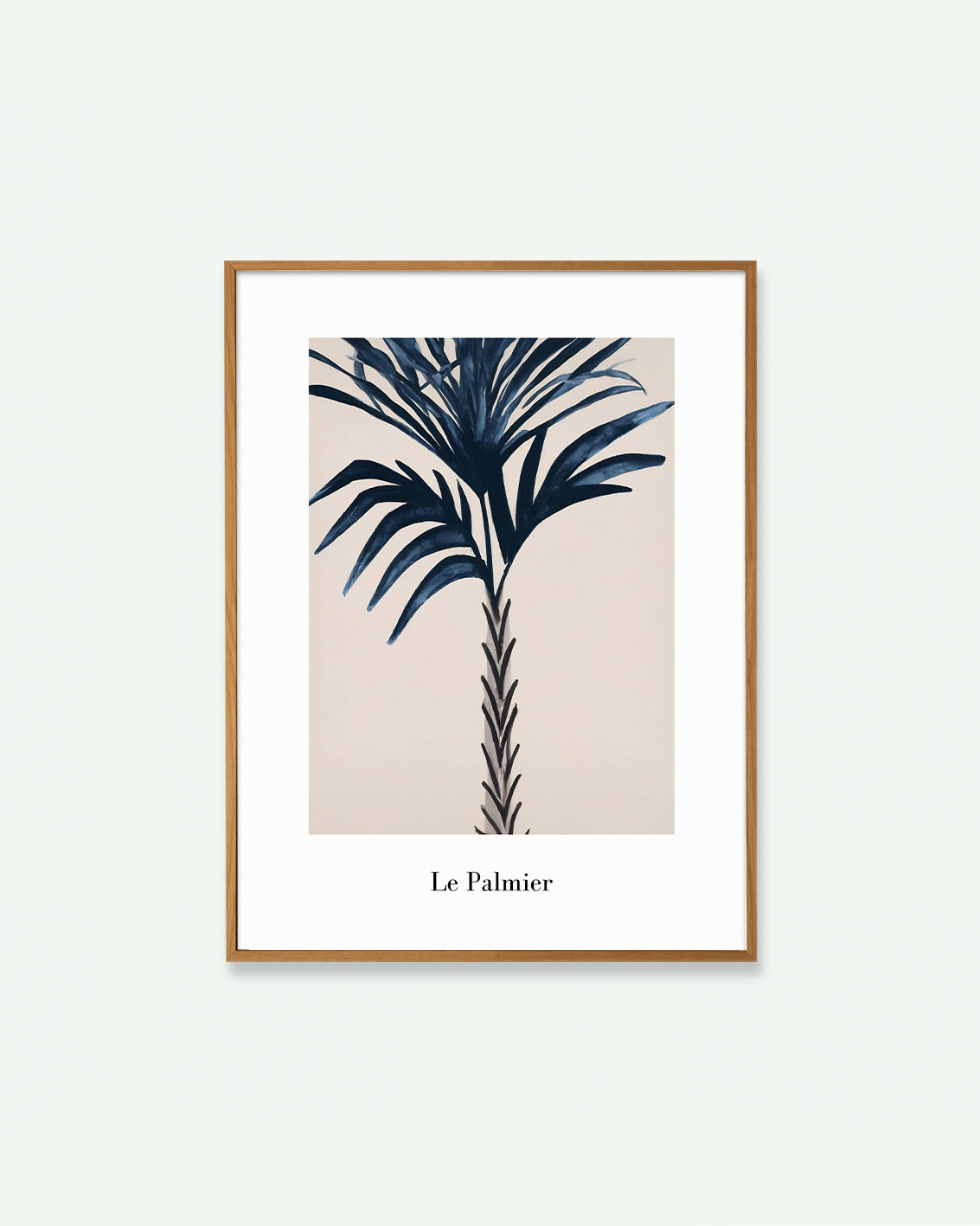 Una palmera con las hojas azules y el fondo beige
