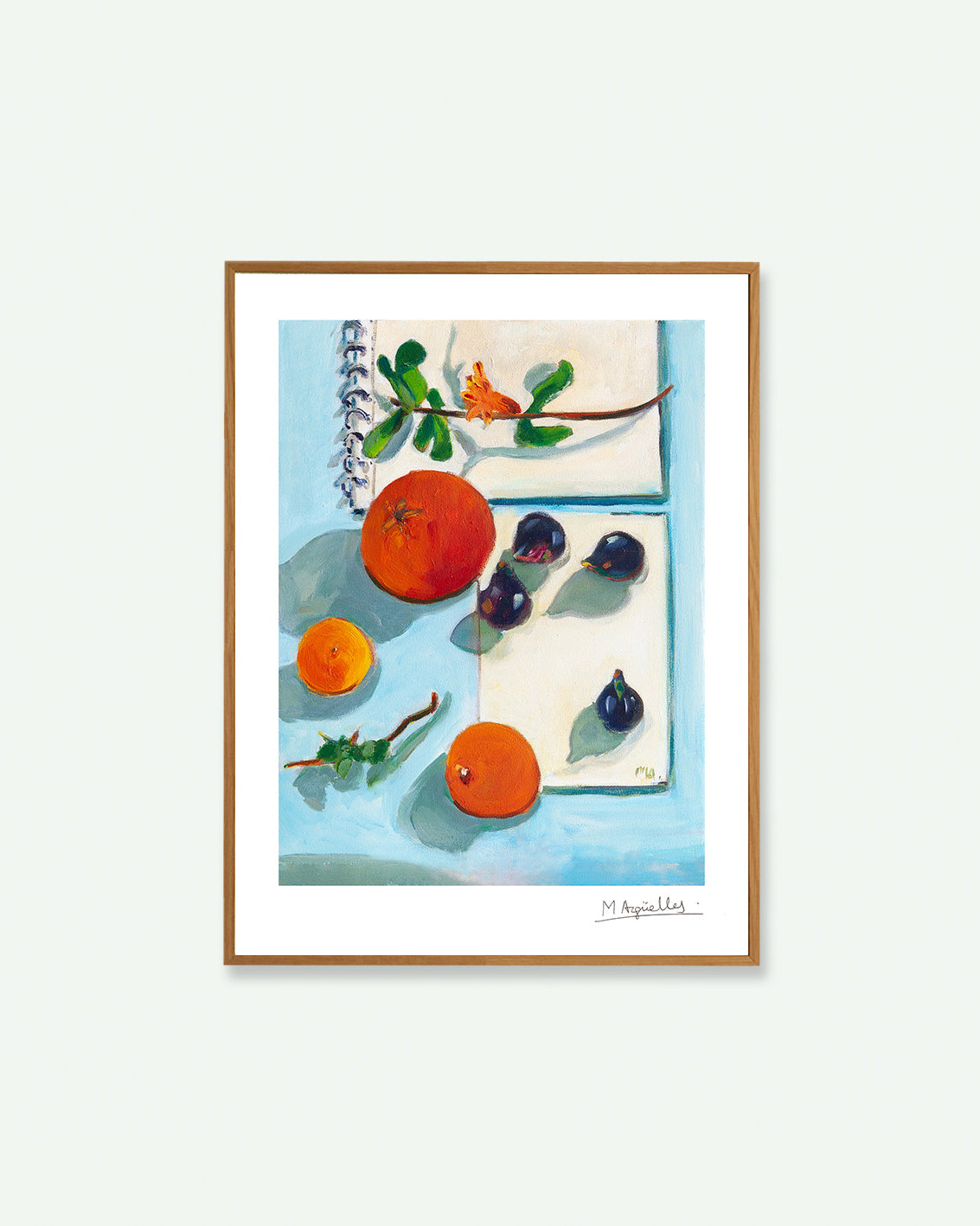 “Bodegón con naranjas y libretas sobre un mantel turquesa, en una composición artística de colores vivos.”