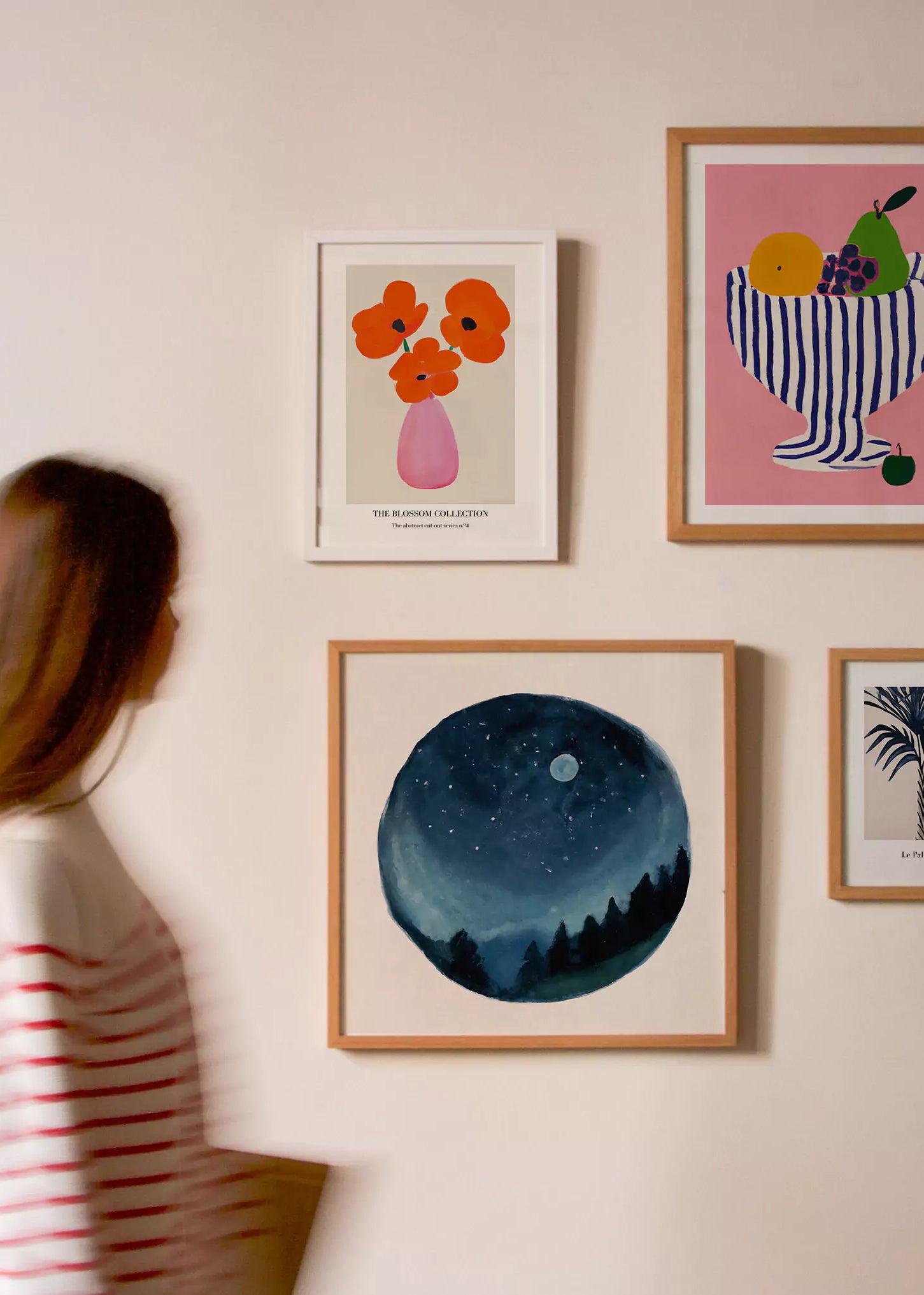 Una pared de posters con estilos mut contemporánea