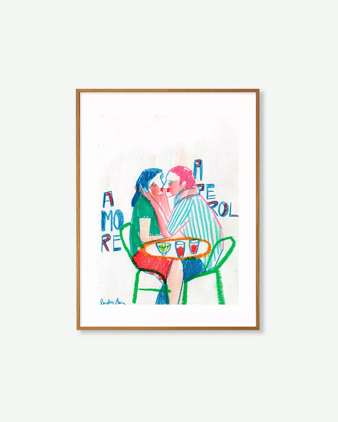 Beso al atardecer con Aperol Spritz en terraza mediterránea. Póster de Lourdes RAL, fondo blanco, estilo romántico y mediterráneo.