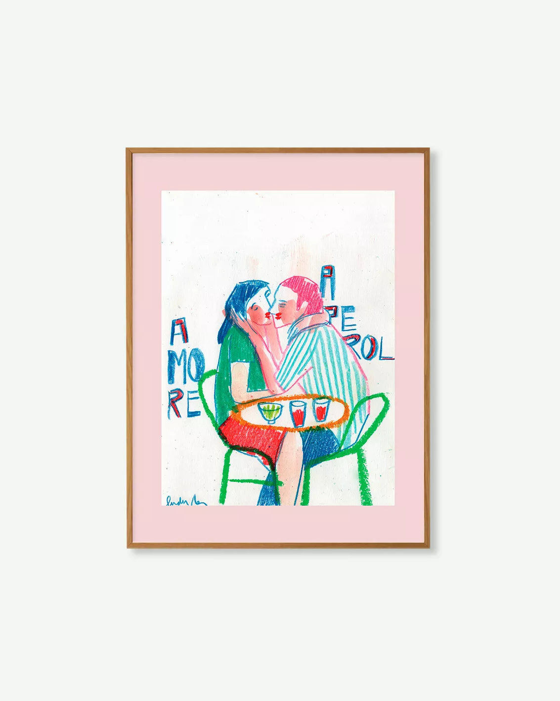 Beso al atardecer con Aperol Spritz en terraza mediterránea. Póster de Lourdes RAL, fondo rosa, estilo romántico y mediterráneo.