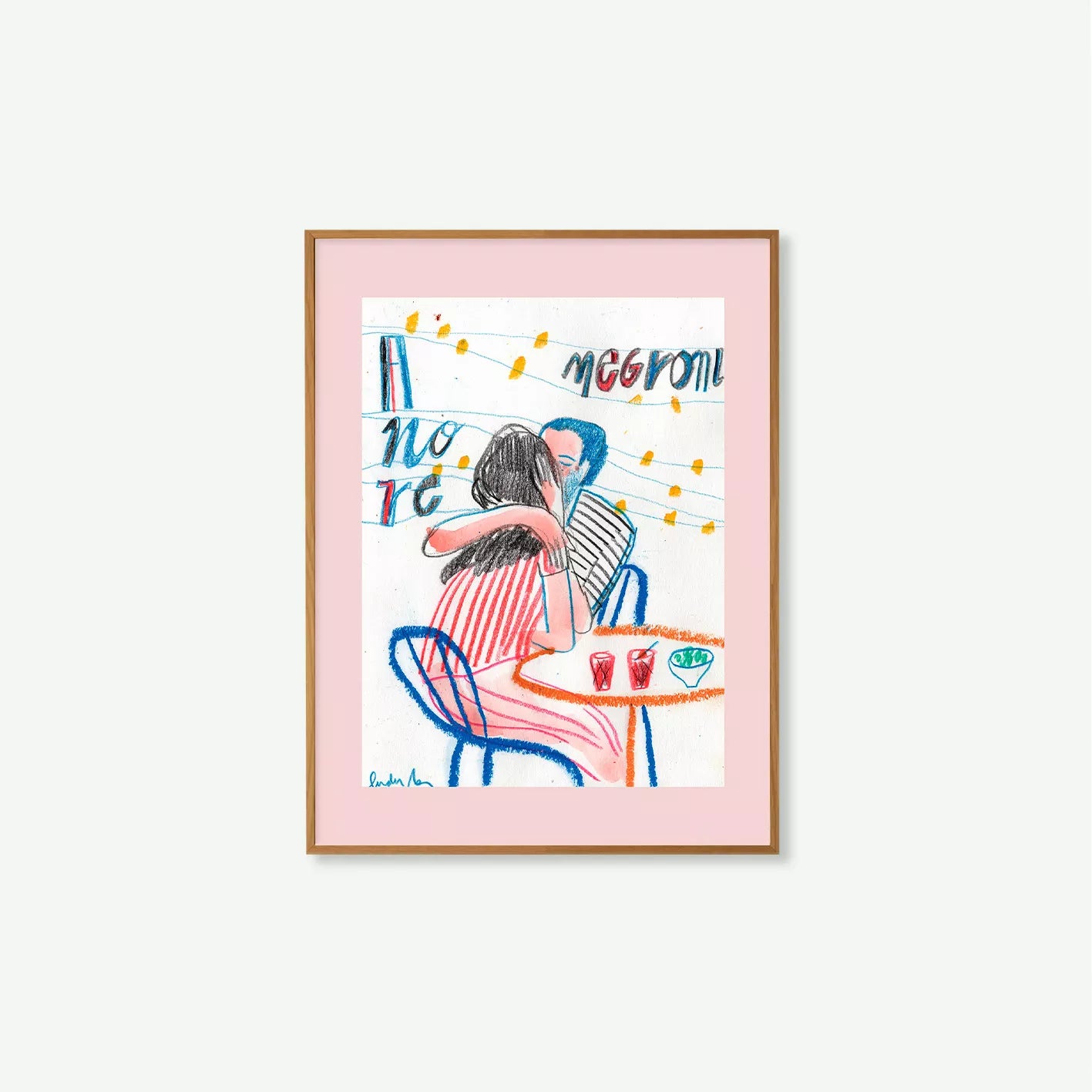 Pareja besándose en terraza mediterránea con Negroni al atardecer, póster color rosa de Lourdes RAL