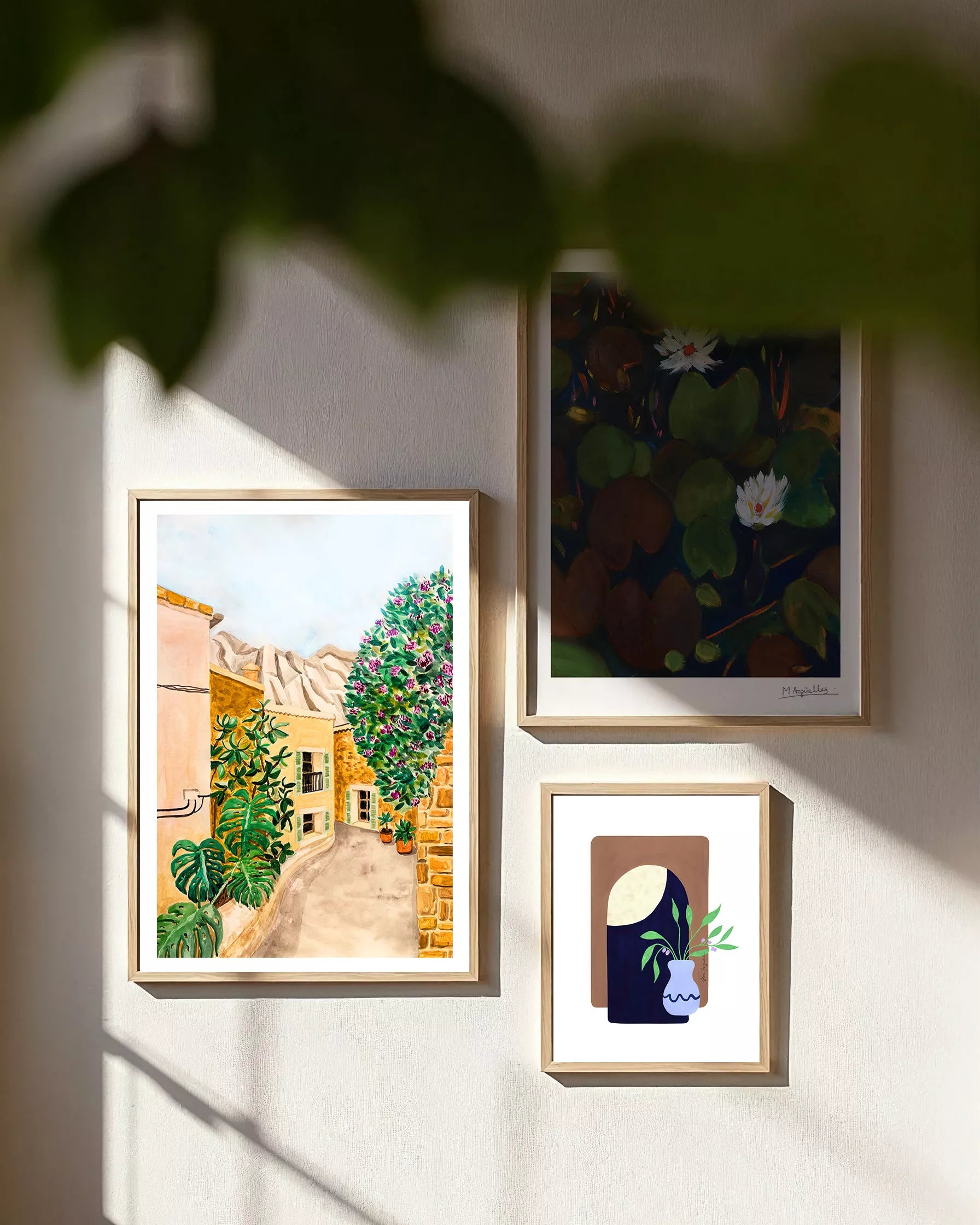 Póster Fornalutx Village de estilo mediterráneo decorando un salón luminoso con ambiente cálido y natural