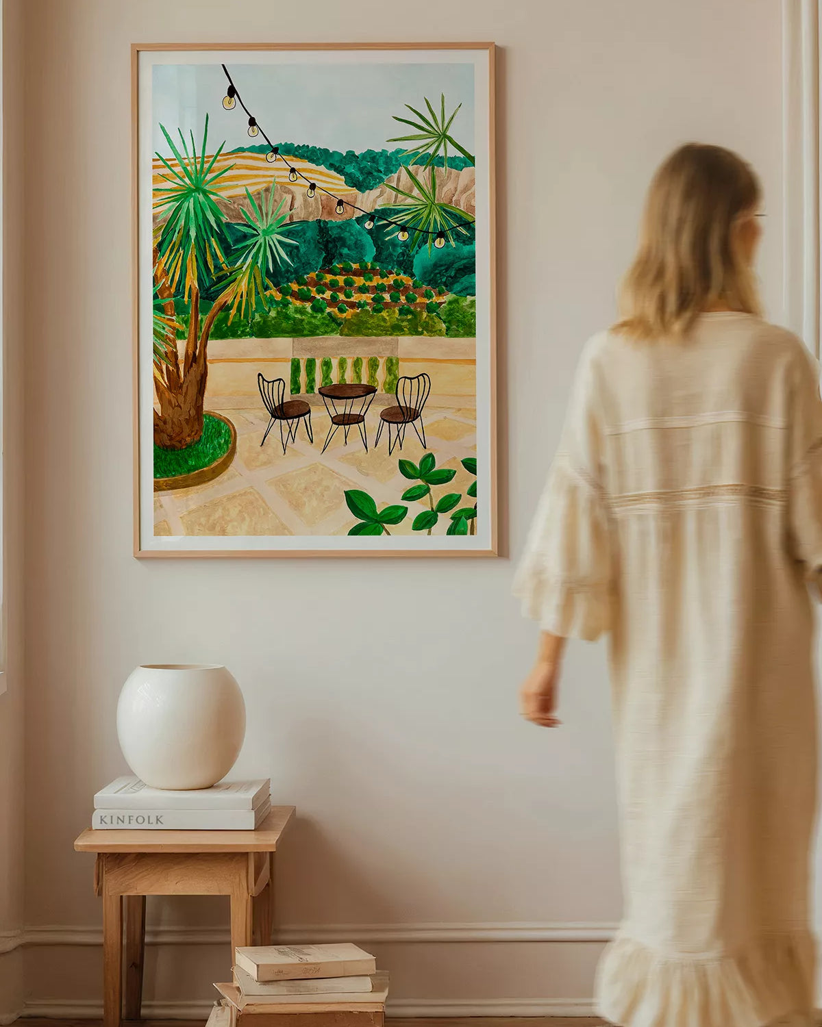 Póster mediterráneo Tramuntana Terrace con terraza entre montañas y luz cálida