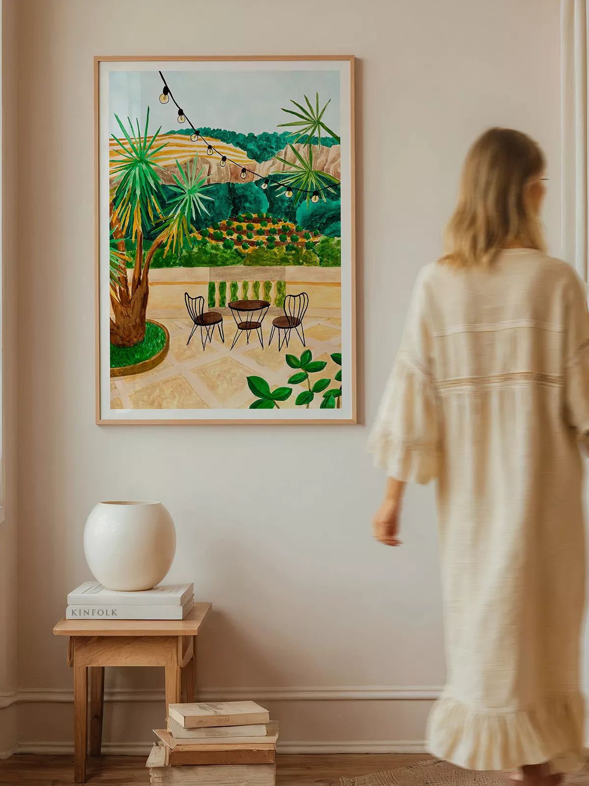 Póster mediterráneo Tramuntana Terrace con terraza entre montañas y luz cálida