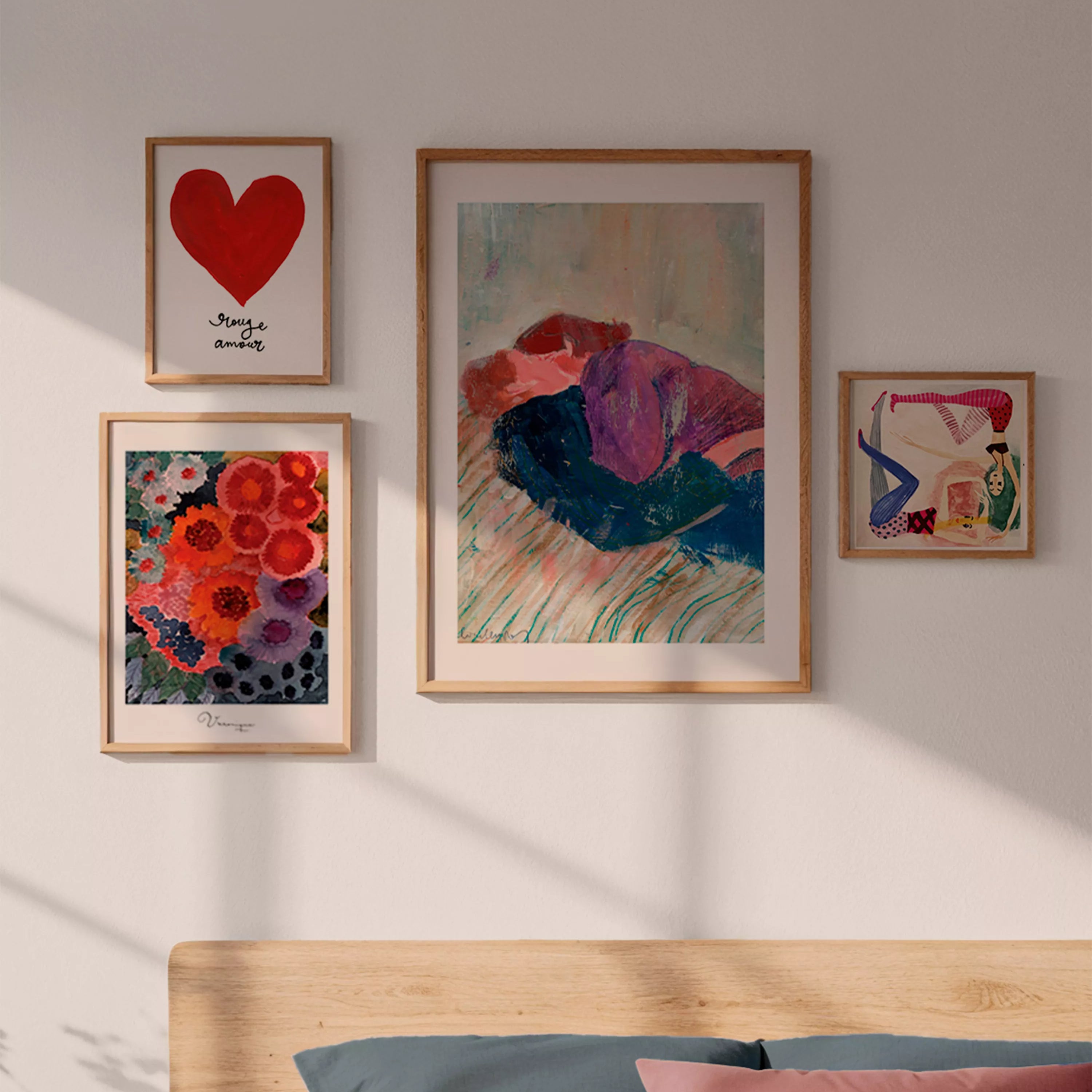 “Arte mural contemporáneo que representa la intimidad, la conexión y el amor a través de un abrazo.”