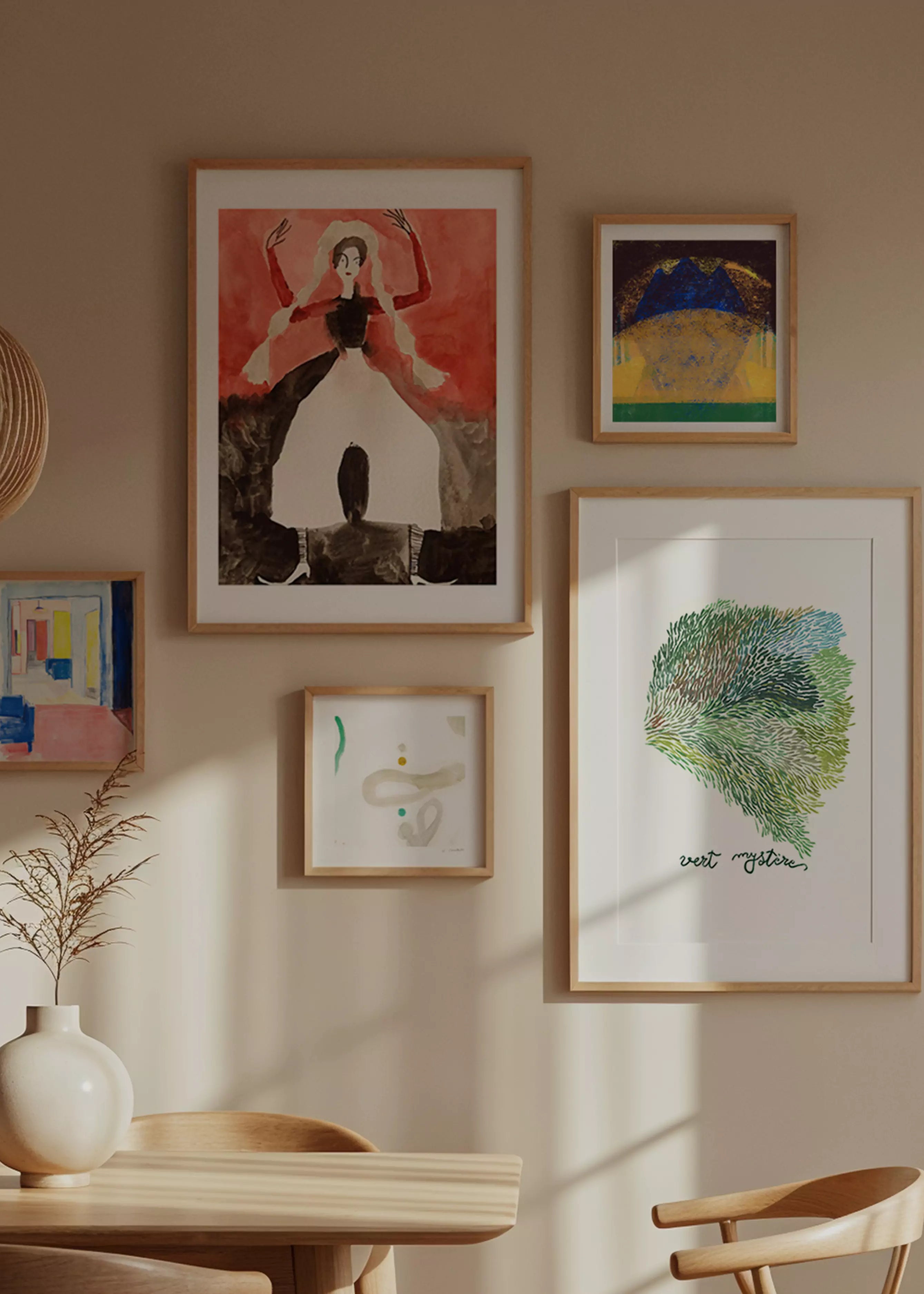 Wall Gallery de 5 pósters de colores y estilos variados.