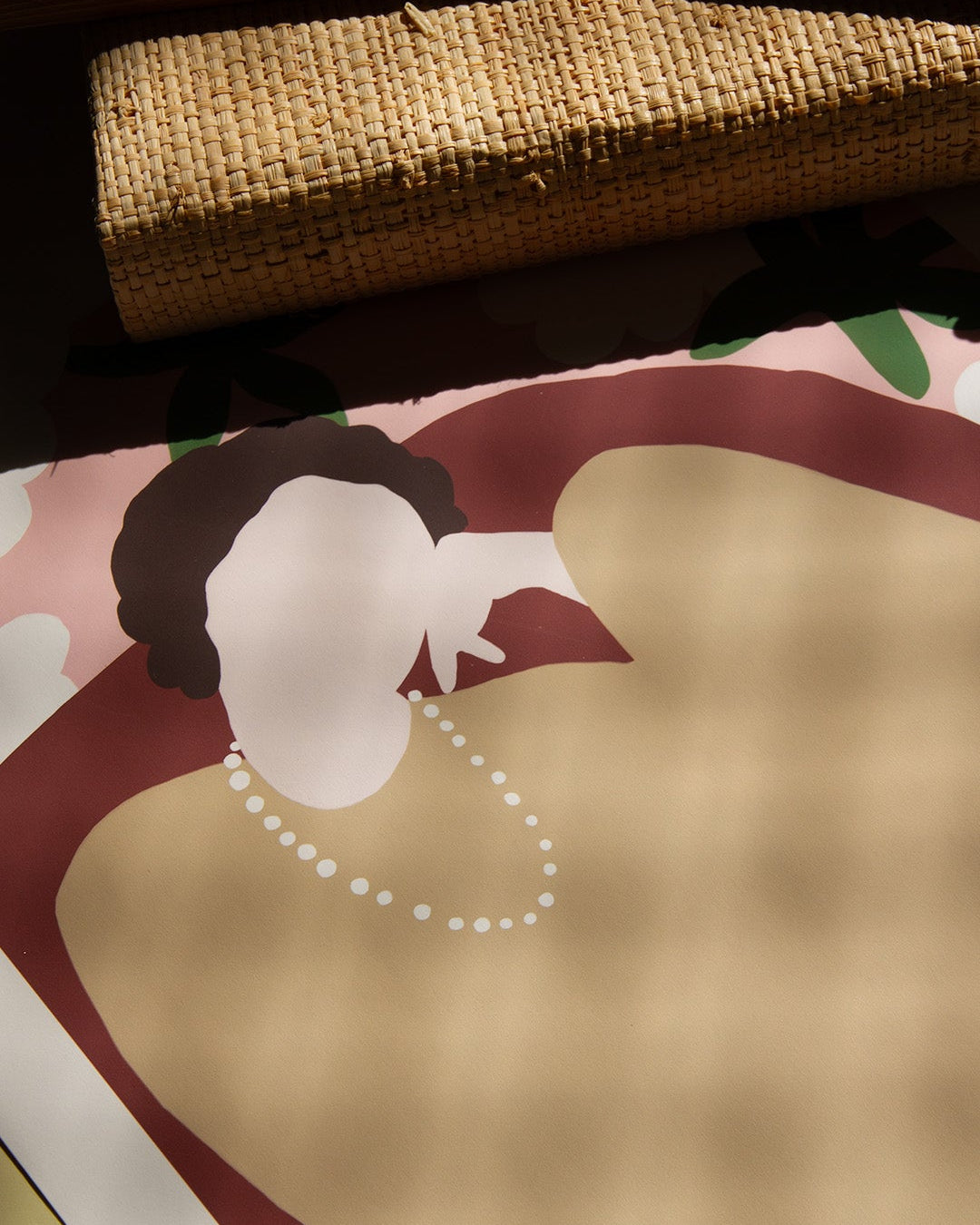 Mujer con collar de perlas sentado en un sillón