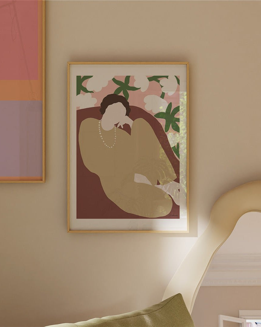 poster minimalista colgado en una habitación