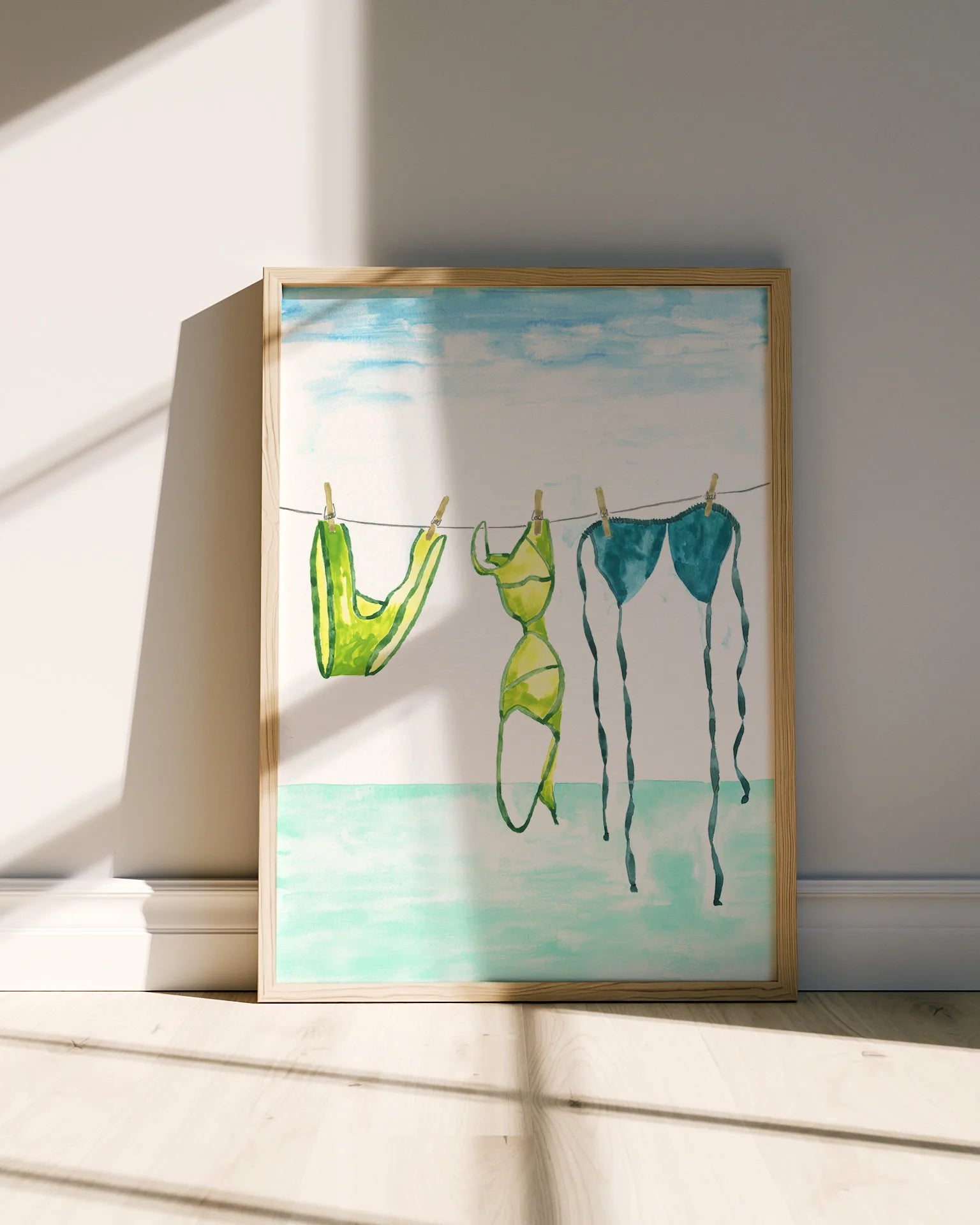 “Póster minimalista de bikini colgado al sol, arte mural mediterráneo con colores aguarela en verde y amarillo.”