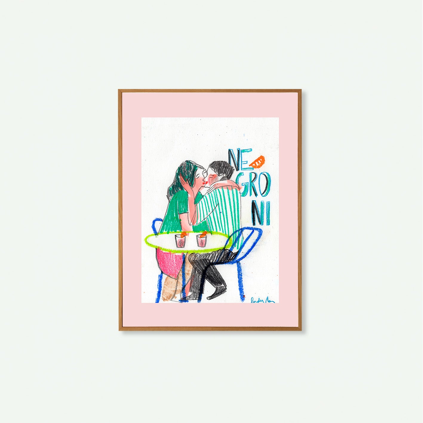 Pareja besándose en terraza mediterránea con Negroni al atardecer. Romanticismo, luz cálida y verano. 🍊