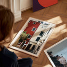 Foto con un póster situado  el suelo 