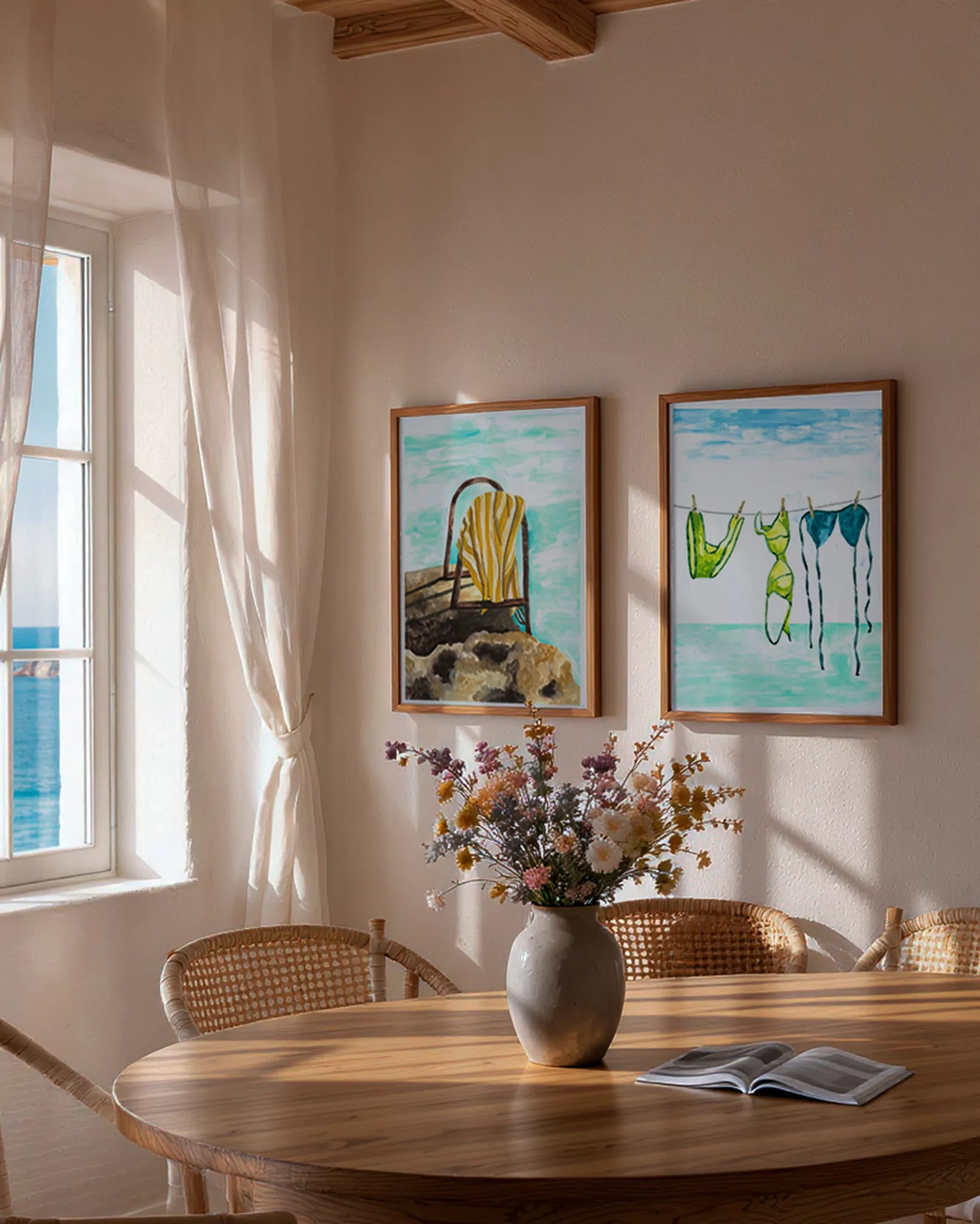 Composición de pared con varias láminas de temática marina y mediterránea en un salón de estilo contemporáneo.