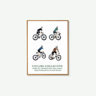 “Lámina de cuatro ciclistas sobre fondo blanco, ilustración mediterránea inspirada en la Serra de Tramuntana en Mallorca.”