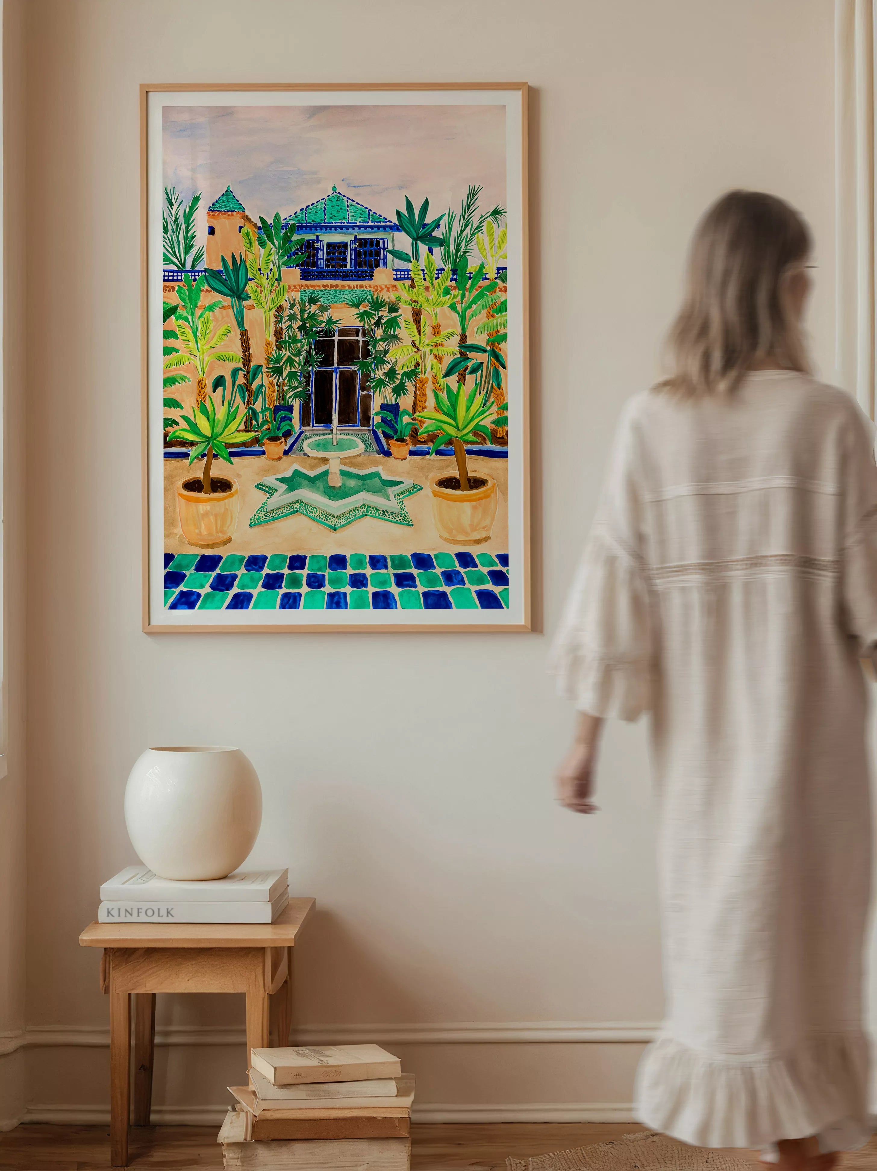 Ilustración mediterránea de jardín con azulejos vibrantes, fuente de agua y luz dorada en Jardín Majorelle