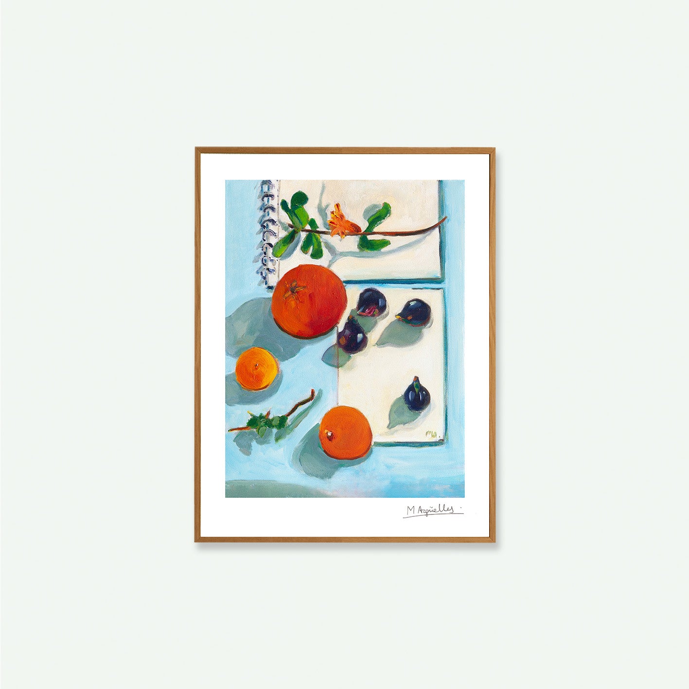 “Bodegón con naranjas y libretas sobre un mantel turquesa, en una composición artística de colores vivos.”