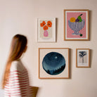 Una pared de posters con estilos mut contemporánea