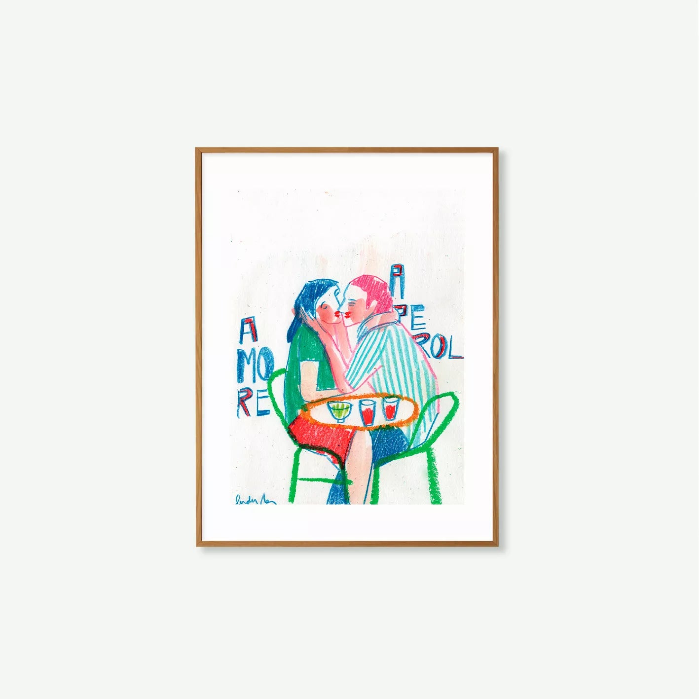 Beso al atardecer con Aperol Spritz en terraza mediterránea. Póster de Lourdes RAL, fondo blanco, estilo romántico y mediterráneo.