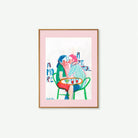 Beso al atardecer con Aperol Spritz en terraza mediterránea. Póster de Lourdes RAL, fondo rosa, estilo romántico y mediterráneo.