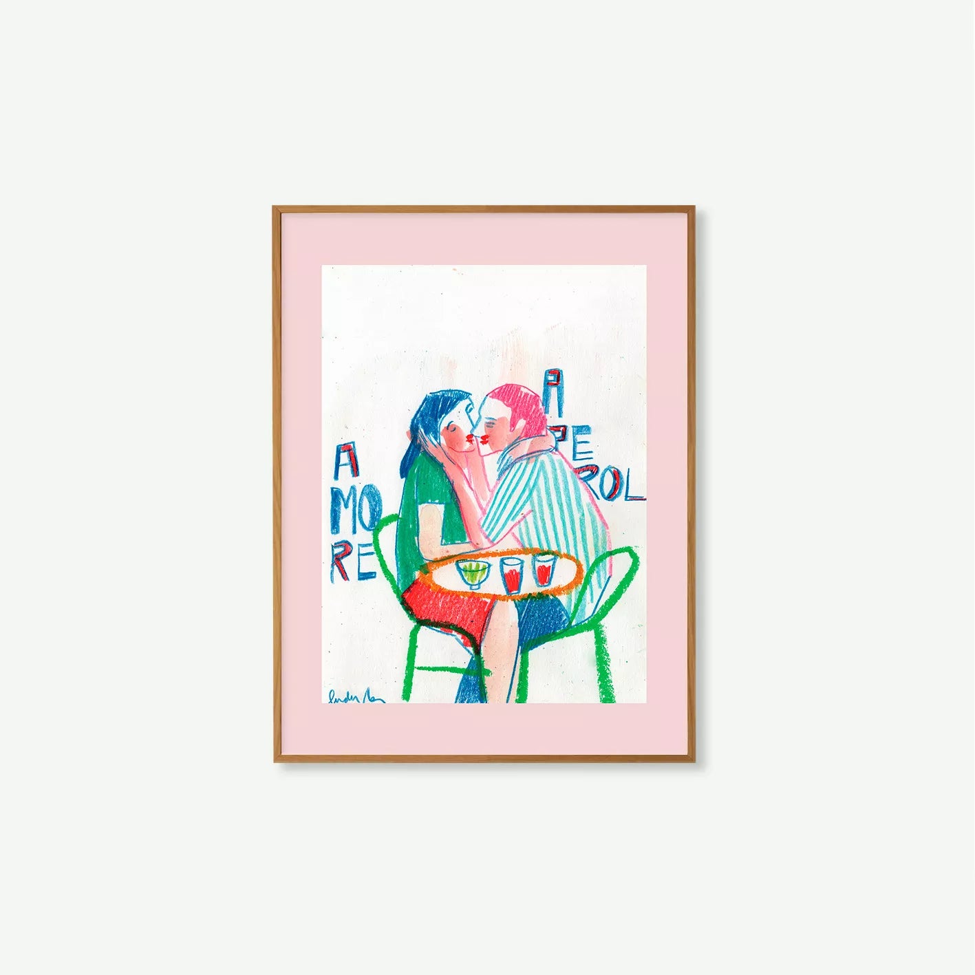 Beso al atardecer con Aperol Spritz en terraza mediterránea. Póster de Lourdes RAL, fondo rosa, estilo romántico y mediterráneo.