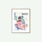 Pareja besándose en terraza mediterránea con Negroni al atardecer, póster color blanco de Lourdes RAL