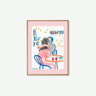 Pareja besándose en terraza mediterránea con Negroni al atardecer, póster color rosa de Lourdes RAL