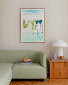 “Ilustración veraniega de bikini secándose al aire libre, lámina decorativa de estilo mediterráneo en tonos suaves y luminosos.”