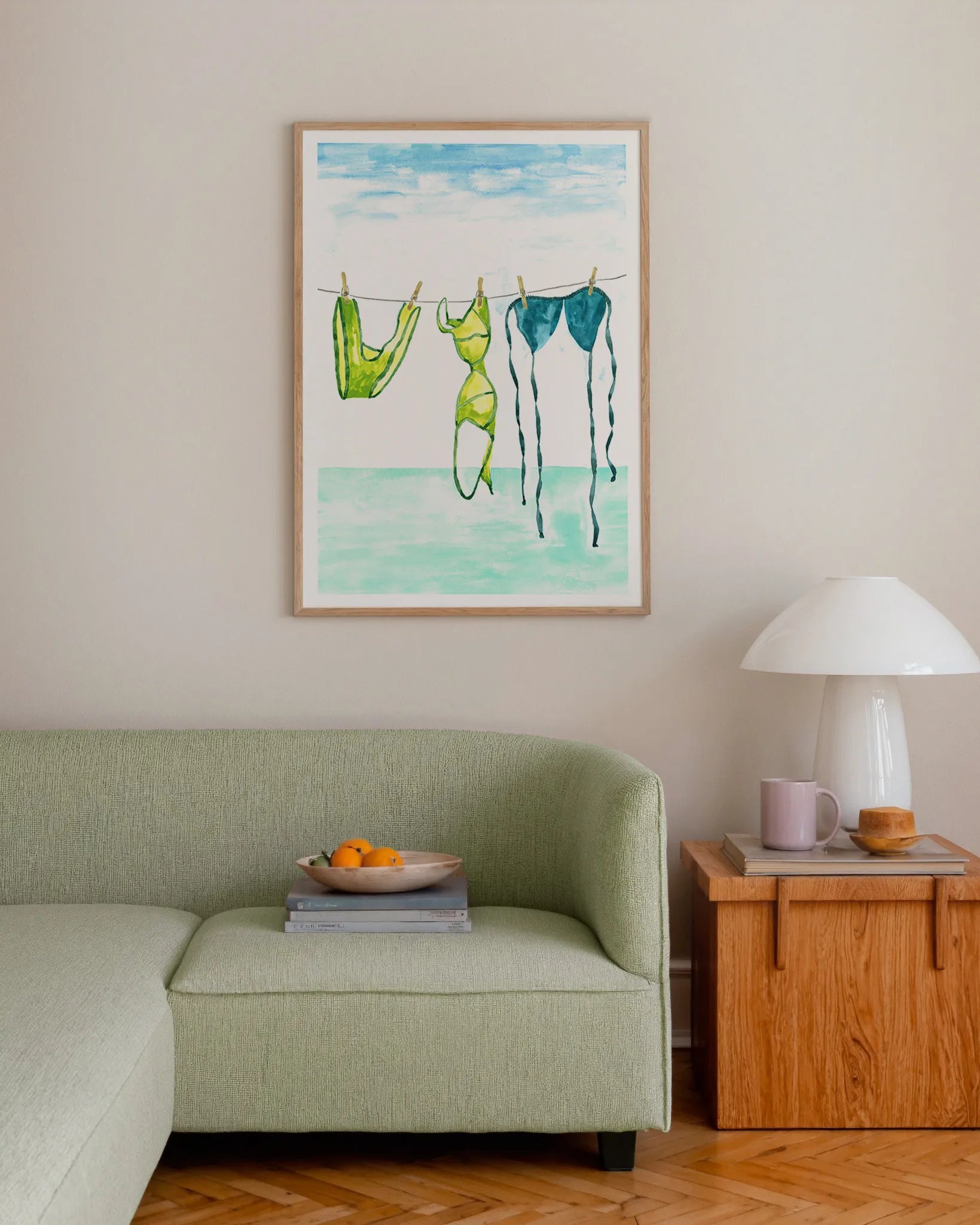 “Ilustración veraniega de bikini secándose al aire libre, lámina decorativa de estilo mediterráneo en tonos suaves y luminosos.”