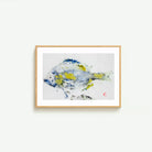 Lámina artística Gyotaku de un besugo mediterráneo en tonos azules y amarillos, creada por Itziar Unzurrunzaga.