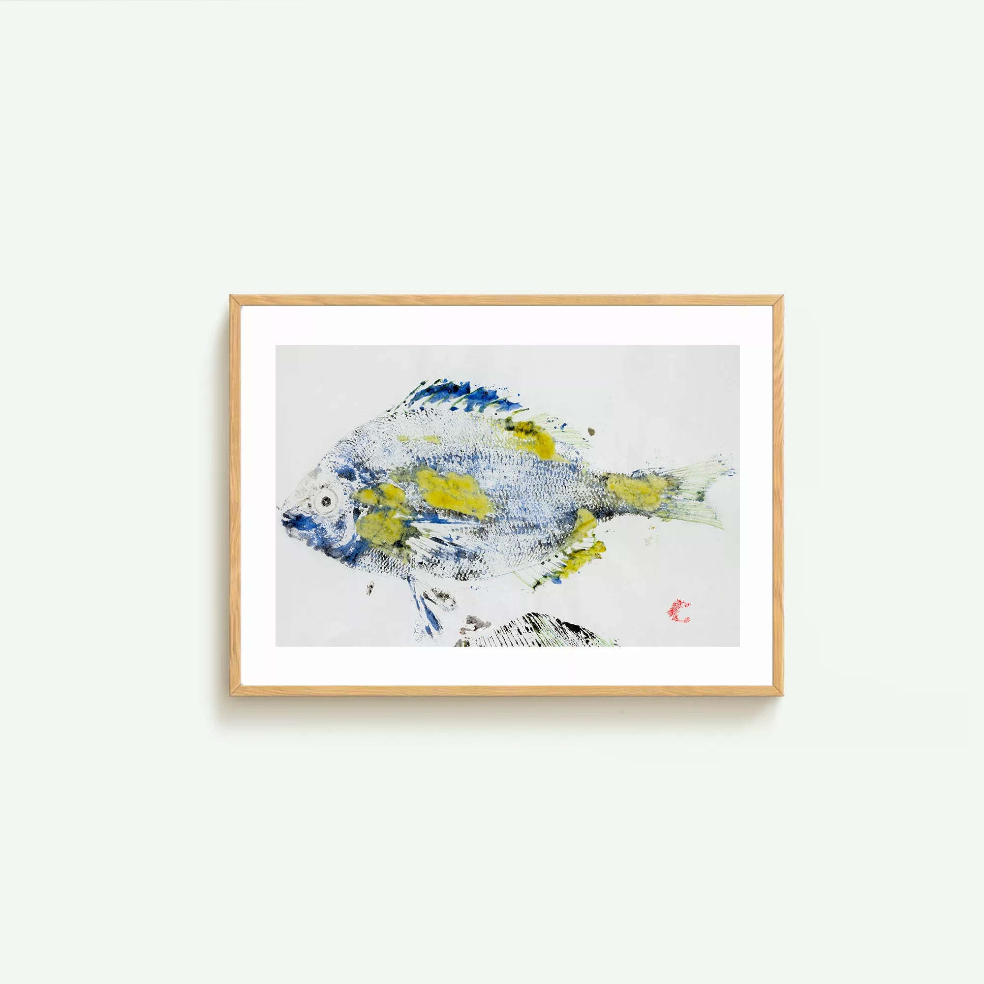 Lámina artística Gyotaku de un besugo mediterráneo en tonos azules y amarillos, creada por Itziar Unzurrunzaga.