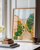 Ilustración en acuarela de un pueblo mediterráneo, una calle con luz cálida y colores vibrantes, obra de Karen Menzenbach