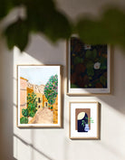 Póster Fornalutx Village de estilo mediterráneo decorando un salón luminoso con ambiente cálido y natural