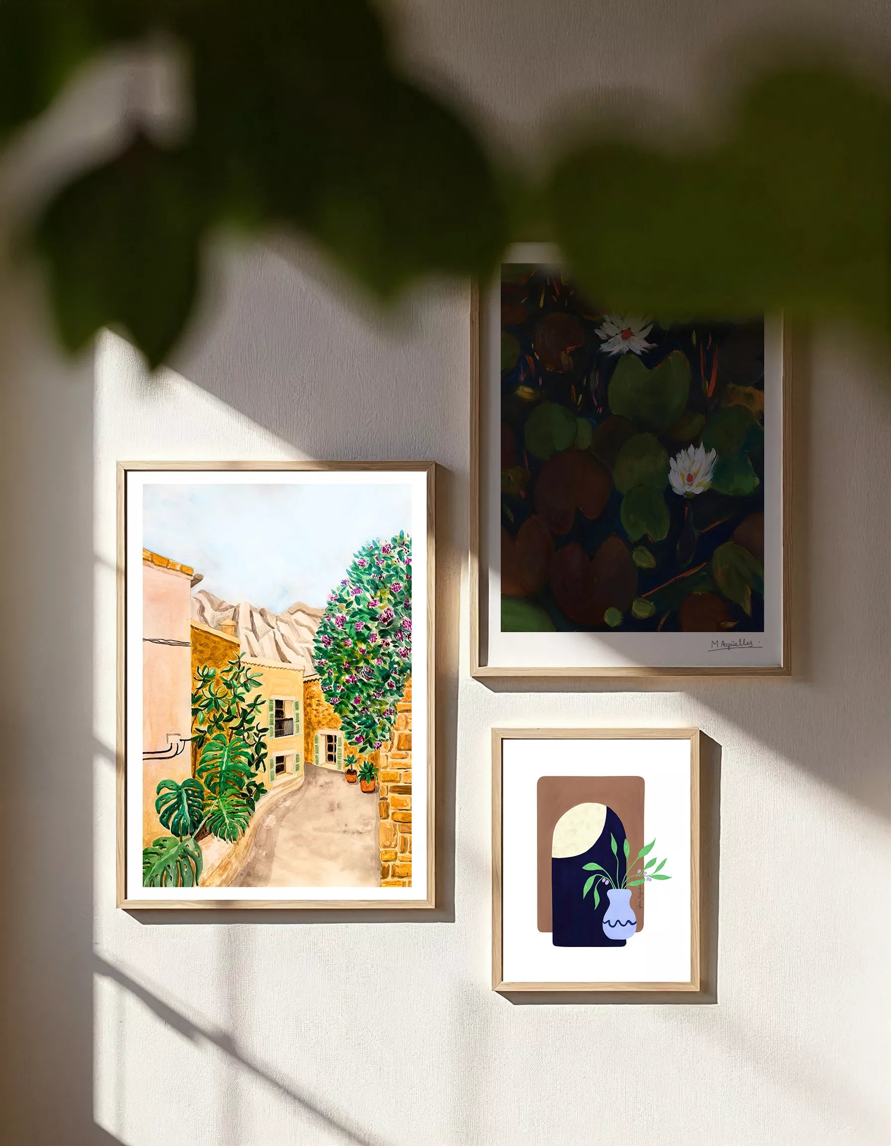 Póster Fornalutx Village de estilo mediterráneo decorando un salón luminoso con ambiente cálido y natural