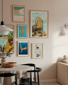 Wall gallery con láminas de arte inspiradas en el mar y el Mediterráneo, incluyendo la acuarela "La toalla espera" de Karen Menzenbach.