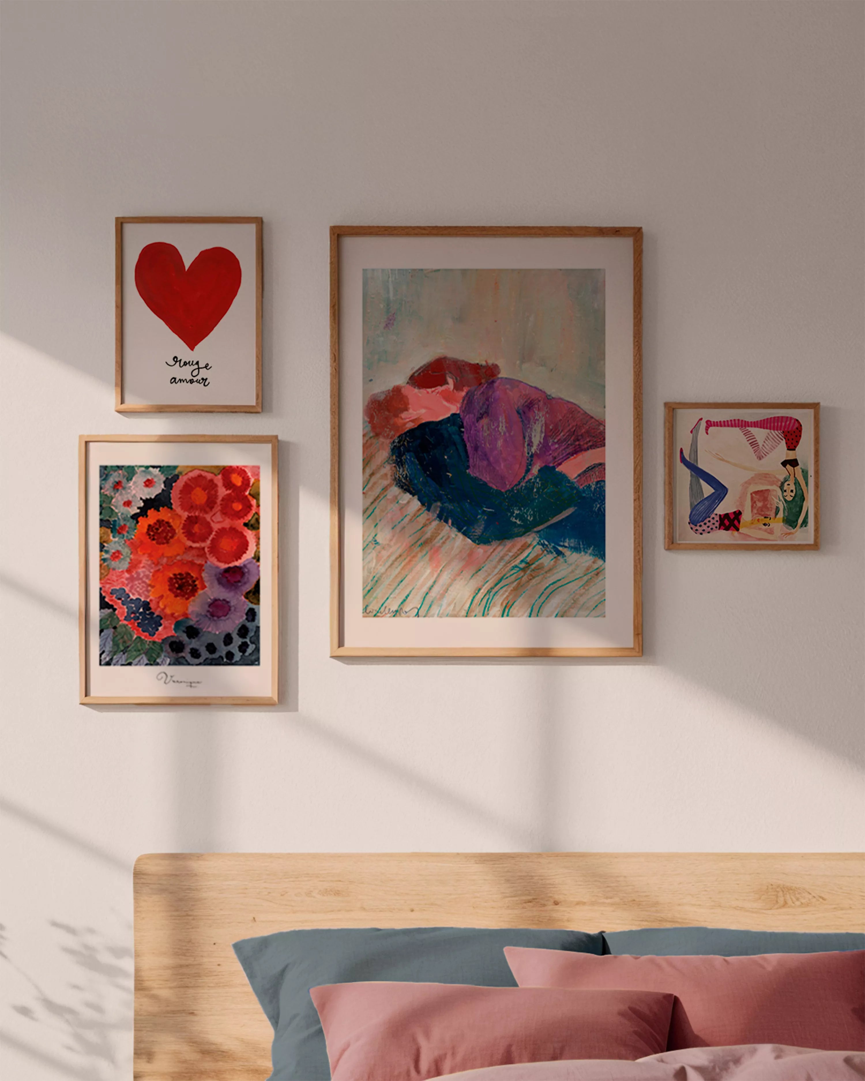 “Arte mural contemporáneo que representa la intimidad, la conexión y el amor a través de un abrazo.”
