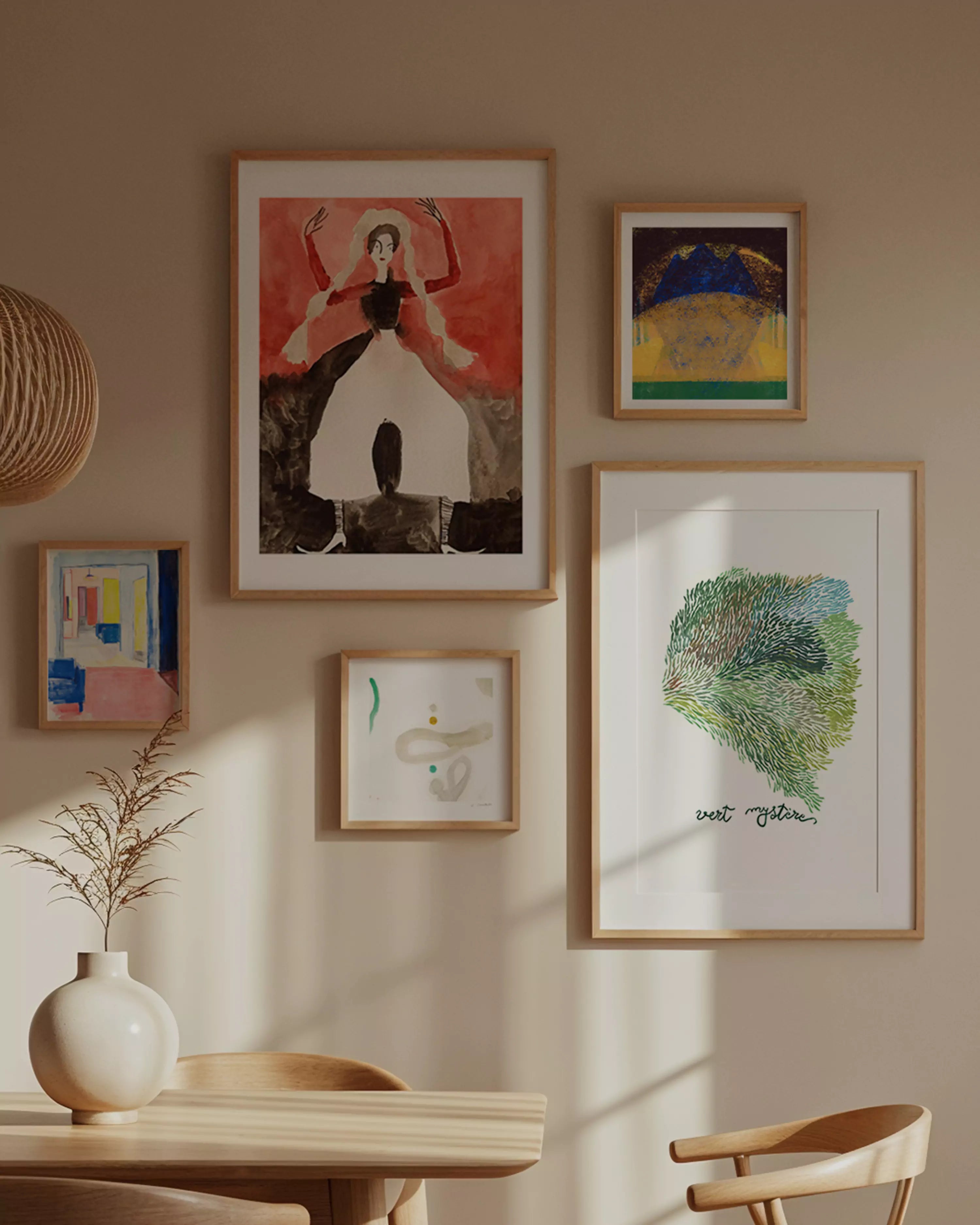 Wall Gallery de 5 pósters de colores y estilos variados.