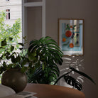 “Composición de naturaleza muerta con naranjas y libretas sobre mantel turquesa, destacando el contraste de colores intensos.”